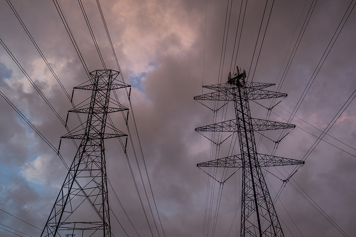 texas-senators-move-to-freeze-a-33-billion-power-line-project-they-helped-create
