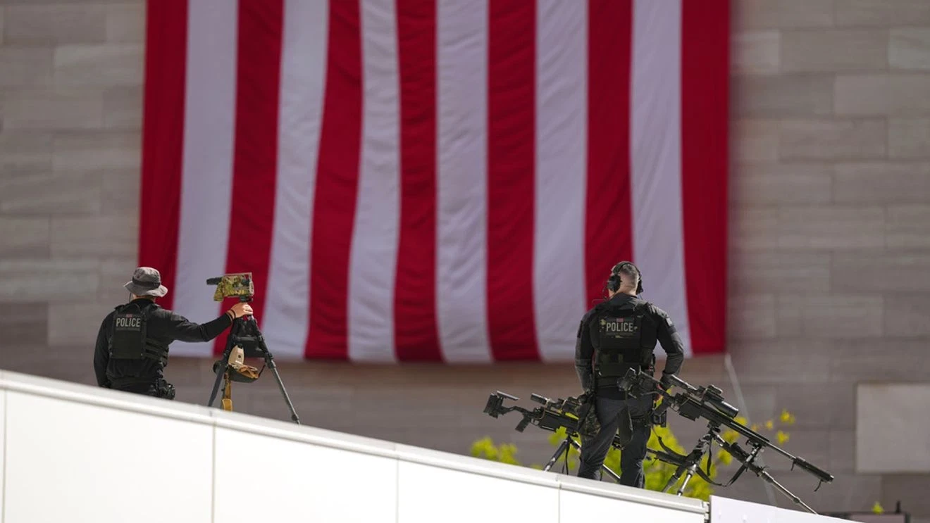 secret-service-puts-three-officials-on-leave-including-its-top-spokesman