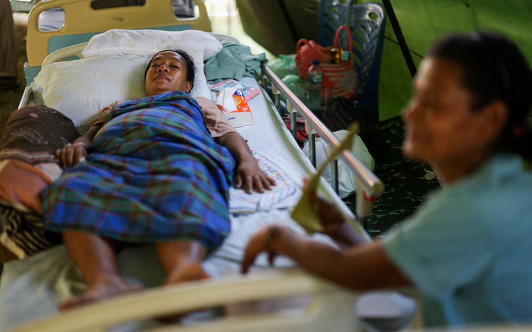 born-under-flashlights-an-indonesian-mothers-emergency-delivery-during-a-7-7-earthquake