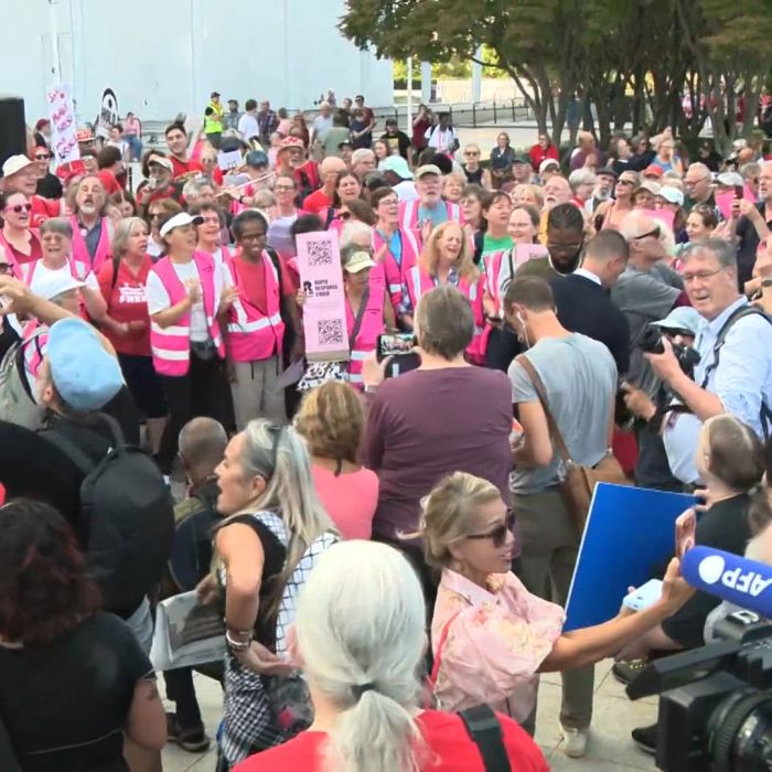 Thousands Form Human Chain Around Kennedy Center To Protest Demolition Threat