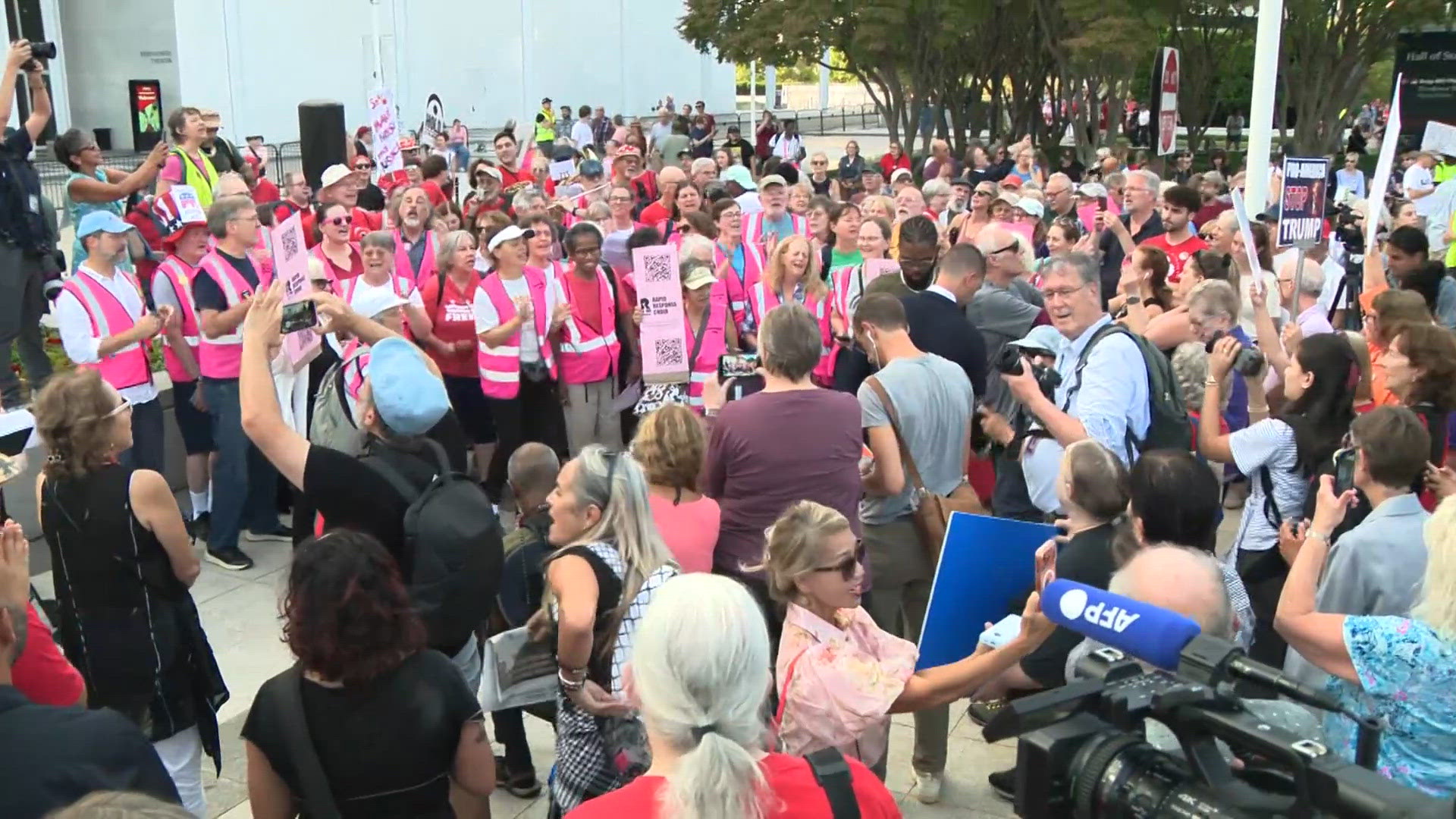 thousands-form-human-chain-around-kennedy-center-to-protest-demolition-threat