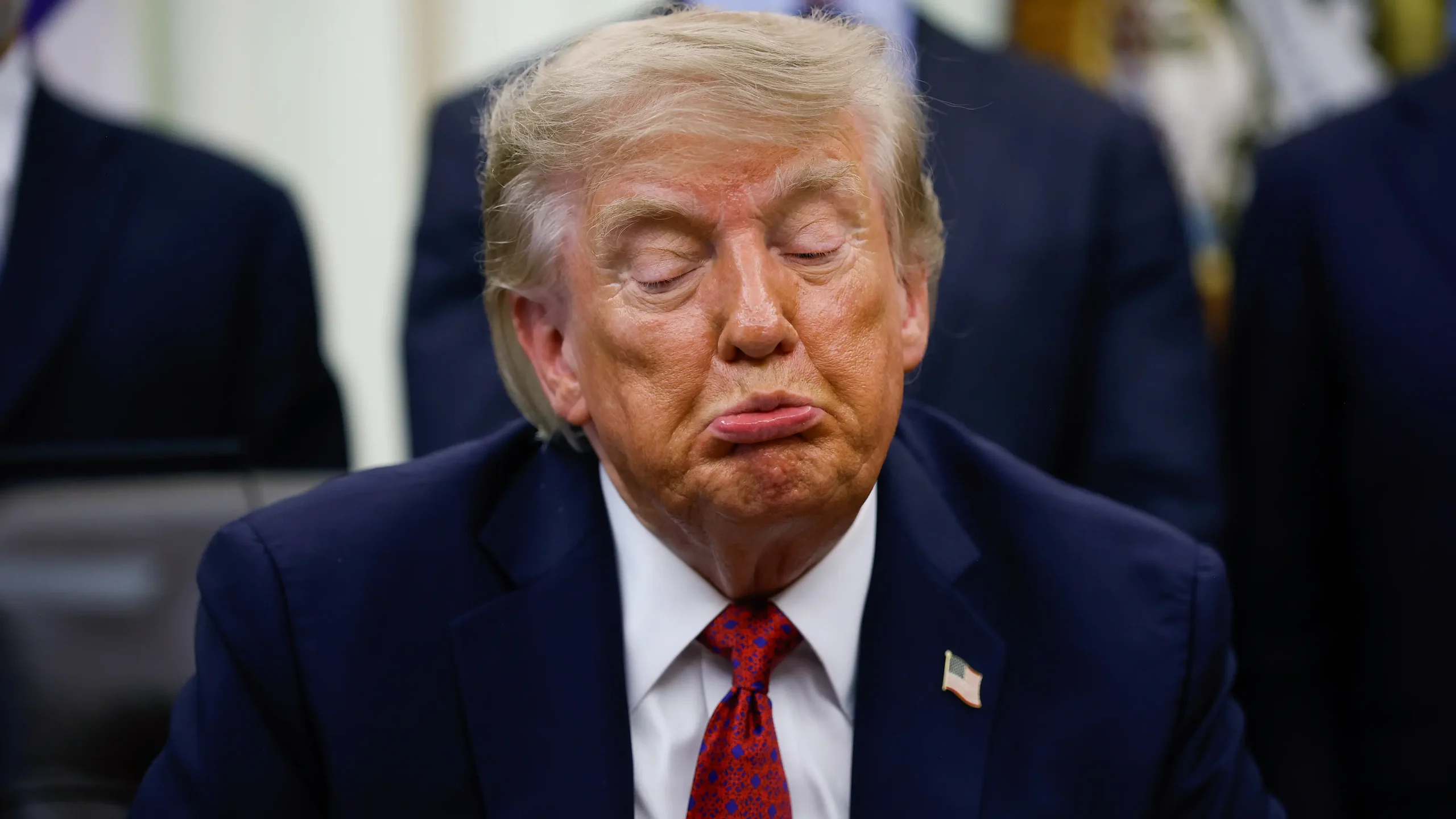 maps-memes-and-a-33-percent-approval-rating-inside-trumps-midterm-gamble