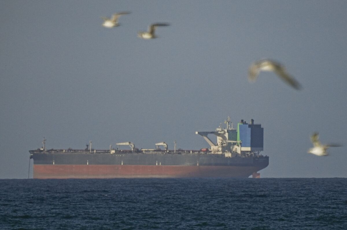 is-iran-quietly-charging-a-toll-on-hormuz-oil-traffic-what-the-evidence-shows