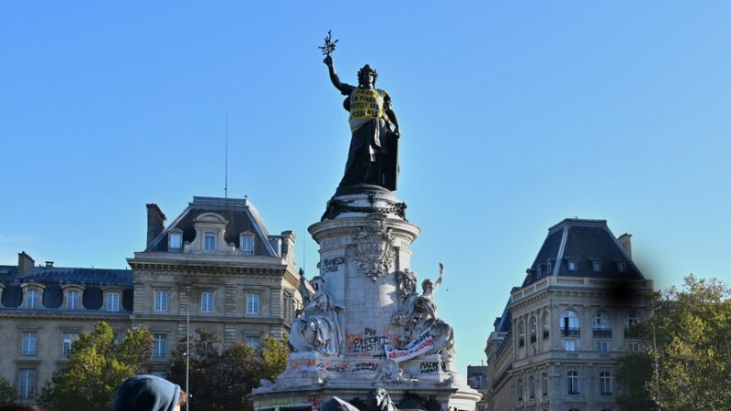 paris-curfew-imposed-at-place-de-la-republique-and-les-halles-after-night-of-unrest