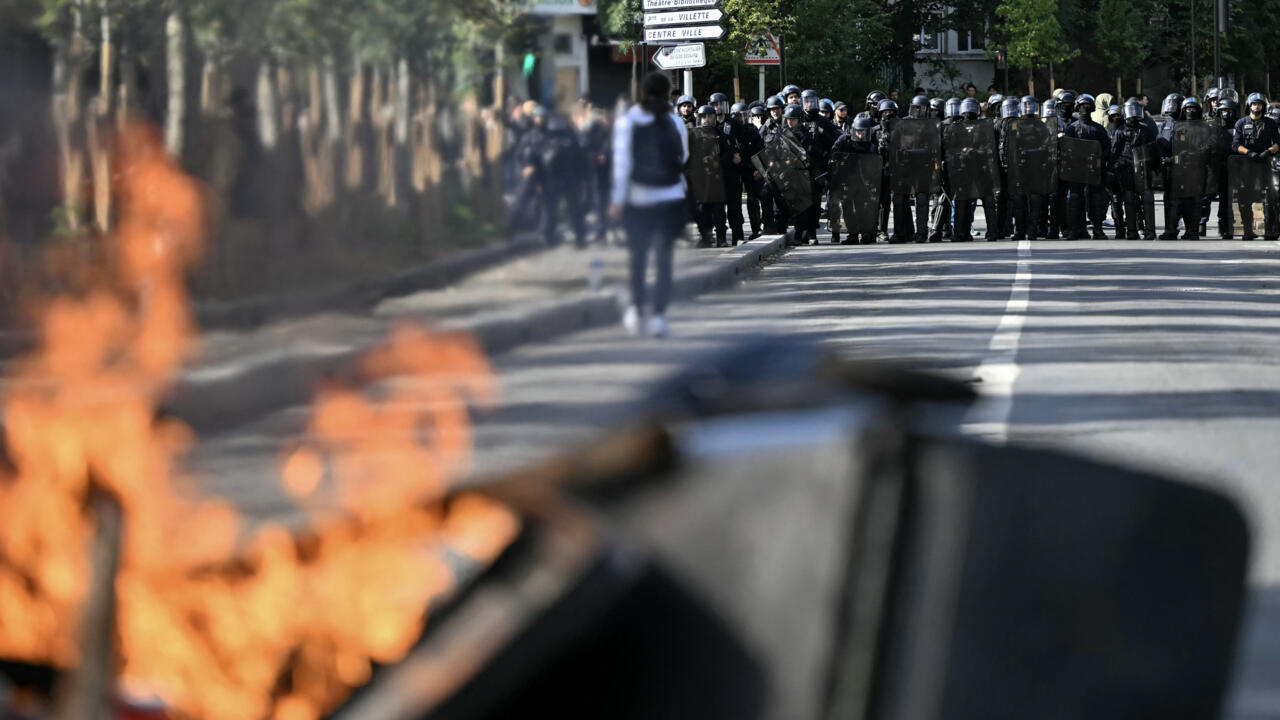 french-high-schools-burn-as-student-protests-turn-violent-and-political-blame-flies
